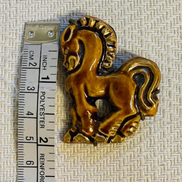 Figural Horse Brooch Tan/Gold Ceramic Vintage Doliet France Brass Trombone Clasp - Picture 7 of 8